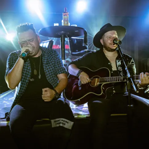 Na sexta, a dupla Johnny Moura & Henrique se apresentam no Quintal da XV