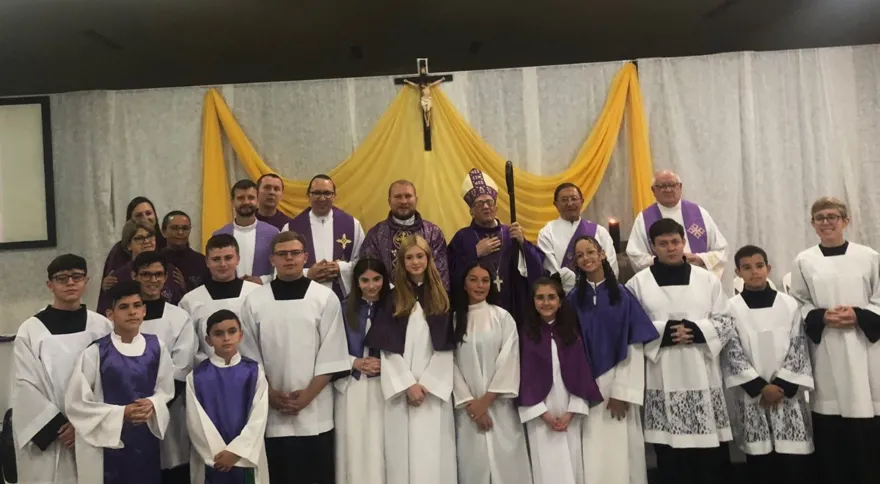 Celebração reuniu o bispo, padre e o ex-reitor, padre Sandro Maciel.
