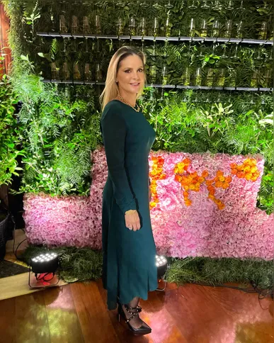 A empresária Ana Karina Villaca Monteiro será o centro das atenções na próxima quinta-feira (25), quando brinda mais um ano de vida. Da coluna RC, os votos de que esta nova etapa seja marcada por realizações, conquistas e momentos que a façam brilhar ainda mais.