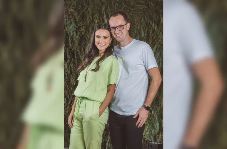 A elegante Luciana Maichaki Marçal Delinski recebeu inúmeros cumprimentos pela passagem de seu aniversário na última quinta-feira (23). Na foto, Luciana aparece ao lado de seu esposo, Willian Delinski, formando um casal marcado pela sintonia e cumplicidade. Da Coluna RC, os mais sinceros votos de um novo ciclo repleto de saúde, felicidade, realizações e momentos inesquecíveis.