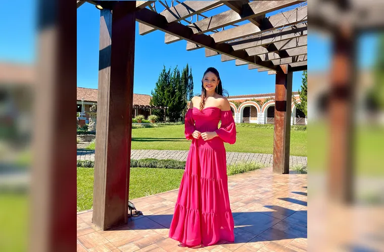A conceituada cirurgiã-dentista Danielle Andrade Hasselmann celebra nesta terça-feira (22) a chegada de mais um ano de vida. Reconhecida pela excelência de seu trabalho, pelo profissionalismo e pela dedicação aos pacientes, Danielle construiu uma trajetória pautada pelo respeito e pela admiração. Da Coluna RC, os votos de um novo ciclo repleto de saúde, sucesso, conquistas e momentos verdadeiramente especiais.