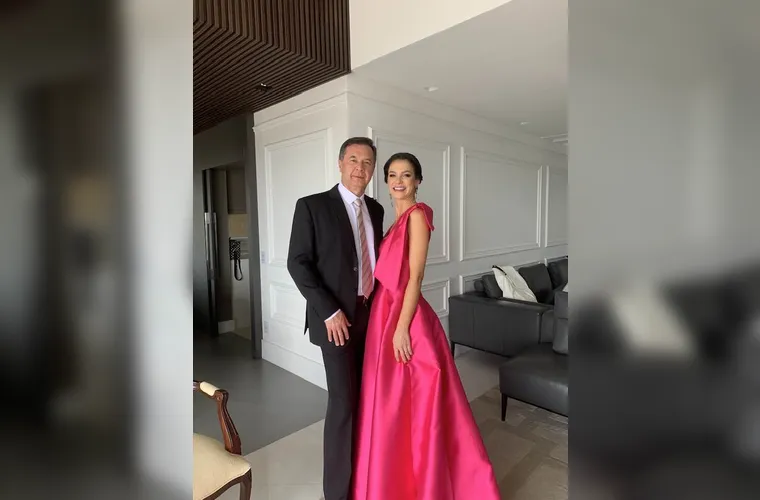 O respeitado advogado Fernando Madureira celebra neste sábado (29) a chegada de mais um ano de vida. Dono de uma sólida trajetória jurídica, construída com seriedade, competência e dedicação, Fernando brinda uma data que representa não apenas a passagem do tempo, mas também as conquistas que engrandecem sua história. No registro, ao lado da esposa, Tatyellen Pitlovanciv, recebe da Coluna RC os votos de um novo ciclo pleno de saúde, felicidade, prosperidade e realizações.