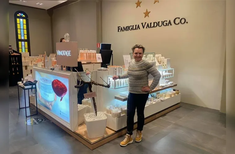 A brilhante farmacêutica e bioquímica Valéria Schafranski celebra, nesta quarta-feira (9), a chegada de um novo ano de vida. Reconhecida por sua competência, dedicação e admirável trajetória profissional, Valéria inicia mais um ciclo cercada pelo carinho daqueles que acompanham sua caminhada. Da Coluna RC, os votos de que esta nova etapa seja iluminada por saúde, alegrias, conquistas e grandes realizações.