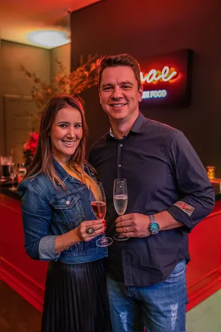 – Na última terça-feira (14), a elegante advogada Tamima Gobbo Tuma Schrutt foi envolvida pelo carinho de familiares e amigos ao celebrar seu aniversário. Ao lado do esposo, Dino Schrutt, e dos filhos Alice e Leonardo, constrói uma história pautada em amor, equilíbrio e propósito. Na imagem, o casal traduz sintonia e felicidade. Da Coluna RC, votos de um novo ciclo repleto de bênçãos e momentos memoráveis.