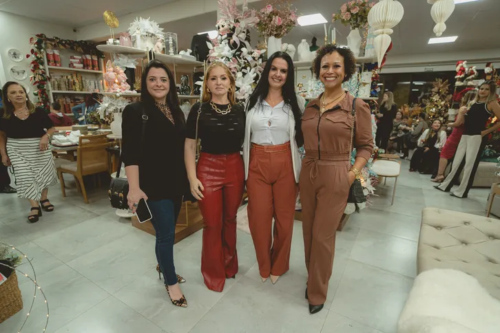 Luciane Ignácio, Flavia Felix, Carla Santos e Adiléia Ribeiro ladeadas pelo Mickey e Minie Noel