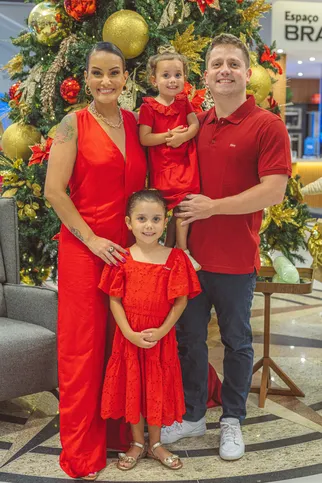 Renato Giovanetti Vieira celebra neste sábado (4) mais um aniversário, rodeado pelo carinho da esposa Luana Valgas Martins e das filhas Liz e Nina, suas maiores inspirações. Em registro especial de Laertes Soares, Renato brinda à vida em família. Da Coluna RC, votos de felicidade, sucesso e momentos inesquecíveis.