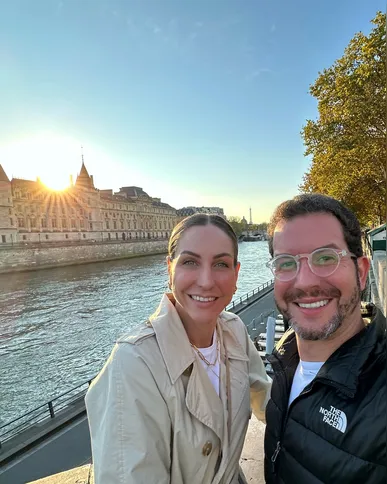 Neste sábado (8), Christoffer Penteado celebra mais um ano de vida. Determinado e admirado, ele constrói, ao lado de sua esposa Lorene Caldeira, uma trajetória pautada por afeto, companheirismo e propósito.
Da Coluna RC, os votos de prosperidade, felicidade e conquistas sempre.