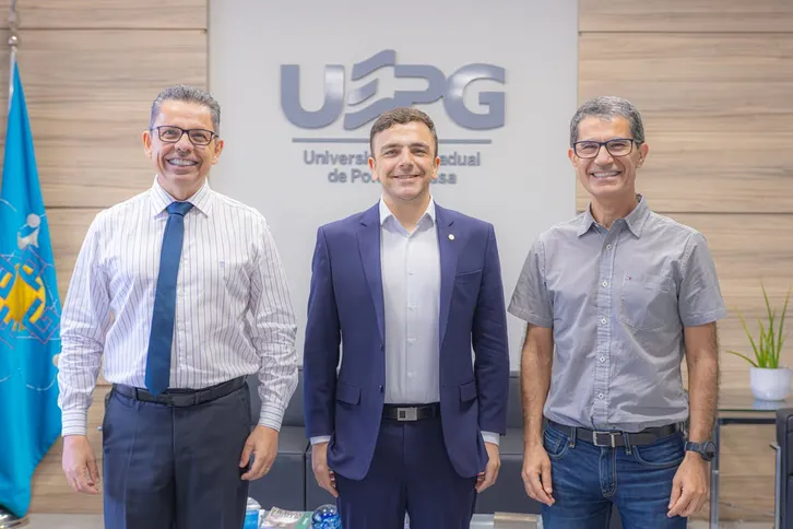 Miguel Sanches Neto, Aliel Machado e Ivo Mottin Demiate se reuniram na sala da reitoria, no Campus Uvaranas