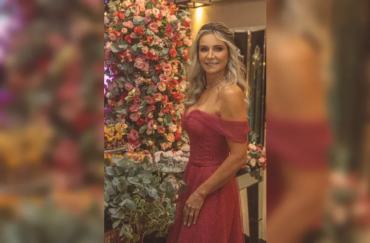 A destacada empresária Janete Takakusa foi o centro das atenções na última quinta-feira (15), ao receber os cumprimentos por mais um ano de vida. Reconhecida por sua determinação, sensibilidade e dedicação, Janete inspira por sua trajetória marcada por conquistas e propósito. Da Coluna RC, os desejos mais sinceros de um novo ciclo repleto de saúde, sucesso e momentos inesquecíveis