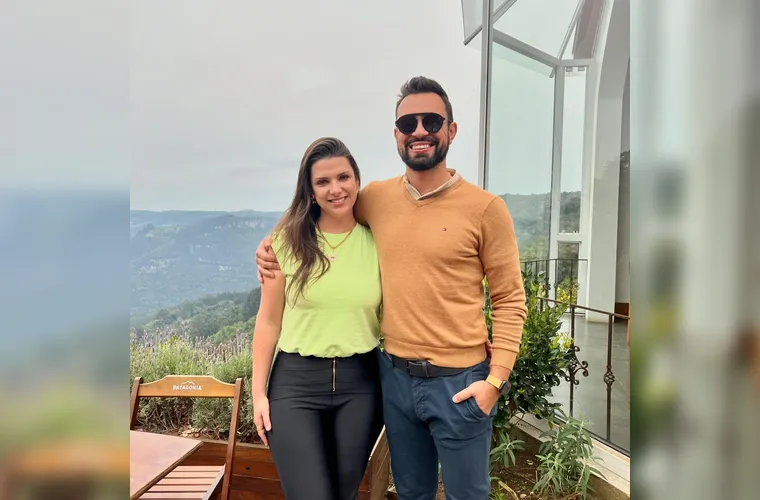 No próximo (19), quem celebra a vida é o empresário Vinicius Albuquerque, profissional visionário e comprometido com o desenvolvimento da nossa comunidade. Na imagem que eterniza este momento, Vinicius surge ao lado de sua companheira, a encantadora Maria Luiza Weiber, em um retrato de amor e promessas compartilhadas. Da Coluna RC, os mais sinceros votos de felicidade, plenitude e muitas conquistas nesta nova etapa.