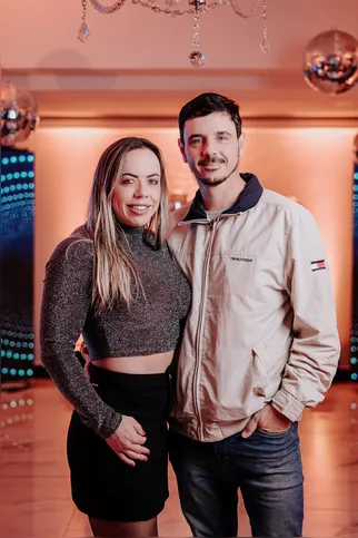 – A última segunda-feira (16) foi de celebração para Adriano Nadal, que comemorou mais um ano de vida ao lado de sua esposa, Fernanda Portugal. Juntos, traduzem harmonia e cumplicidade. Da Coluna RC, votos de um novo ciclo repleto de alegria, amor e realizações.