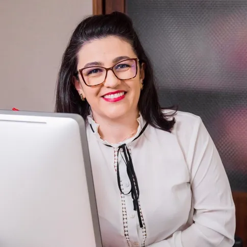 No sábado (11), Patricia de Oliveira Gomes comemora mais um ano de vida. Que esta nova etapa chegue iluminada, repleta de sonhos renovados e grandes conquistas. Da Coluna RC, os mais sinceros votos de felicidade.