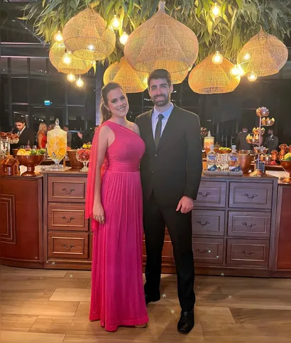 Nesta terça-feira (3), a advogada Leticia Faisst celebrará a passagem para uma nova etapa com entusiasmo e emoção, sendo recepcionada com felicitações calorosas. No registro, Leticia e seu marido David Pilatti Montes Neto, evidenciando a força da união e do apoio mútuo na construção de um futuro promissor. A Coluna RC deseja que cada novo dia traga ainda mais motivos para celebrar o amor, a vida e as conquistas pessoais e profissionais.