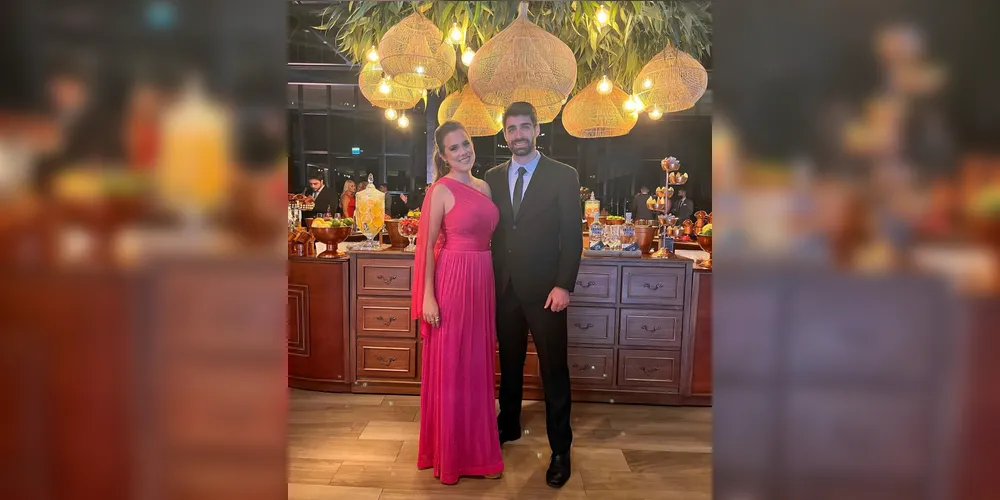 Nesta terça-feira (3), a advogada Leticia Faisst celebrará a passagem para uma nova etapa com entusiasmo e emoção, sendo recepcionada com felicitações calorosas. No registro, Leticia e seu marido David Pilatti Montes Neto, evidenciando a força da união e do apoio mútuo na construção de um futuro promissor. A Coluna RC deseja que cada novo dia traga ainda mais motivos para celebrar o amor, a vida e as conquistas pessoais e profissionais.