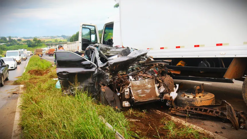 Colisão deixou carro destruído na BR-376, em fevereiro deste ano