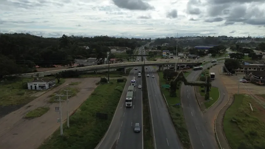 BR-376 tem fluxo de veículos que mescla entre carros e caminhões de carga