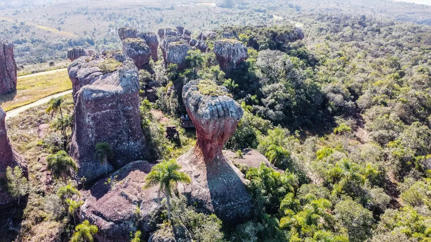 Formações rochosas atraem turistas para visitar e conhecer o Parque Vila Velha