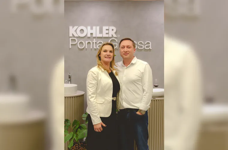 A empresária Viviane Mandalozzo Favretto comemorou seu aniversário no último sábado (22), recebendo inúmeras demonstrações de carinho de familiares e amigos. No registro, ao lado do marido, Eliandro Favretto, Viviane traduz a felicidade de celebrar a vida cercada por quem ama. Da Coluna RC, os votos de um novo ciclo pleno de alegrias, prosperidade e memoráveis realizações.