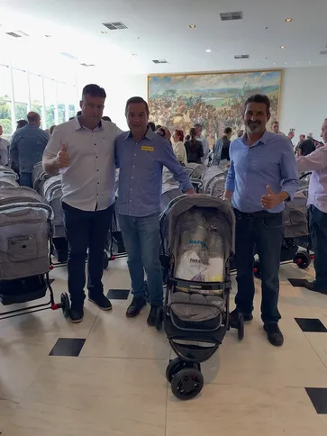 Chstiano Borges (ao centro) participou da solenidade em Curitiba