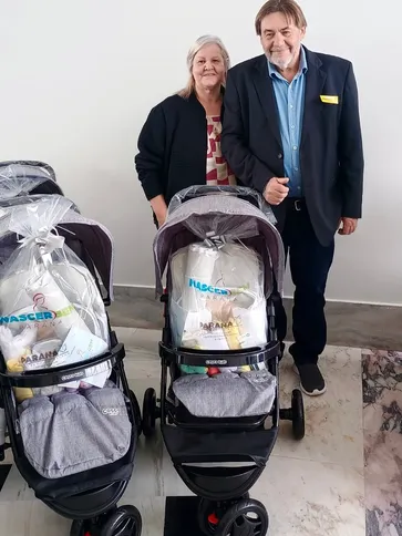Ivanor Müller, acompanhado da primeira-dama, recebeu os kits do Estado