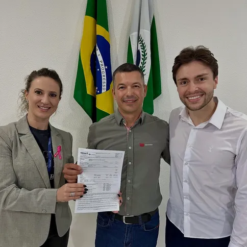 Na foto, Débora Moreira, técnica do IAT que conduziu o processo de licenciamento; o Gerente Industrial da Envases, João Renato; e Matheus Demito, diretor do IAT