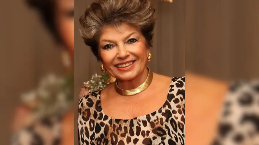Stella Maris Gravina é sinônimo de elegância e charme na sociedade princesina. Hoje (24), ela recebe o carinho de familiares e amigos pela passagem de seu aniversário. Stella encanta não apenas pelo estilo refinado, mas também pela generosidade e afeto que a tornam tão admirada. Da coluna RC, os votos de saúde, paz e felicidades sempre.
