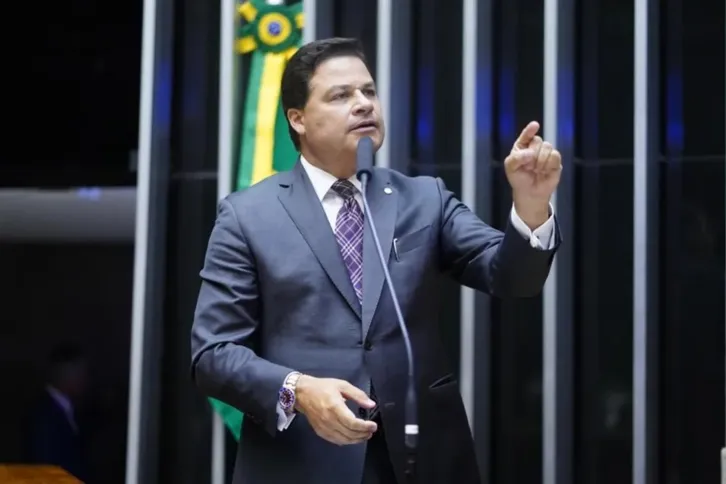 "Tenho trabalhado para concluir as grandes obras do Paraná, para colocar elas em construção, as que estão em planejamento e licitação e concluir as obras que estamos tocando que somam R$ 14 bilhões. Quero entregar um grande legado", pontua Sandro Alex