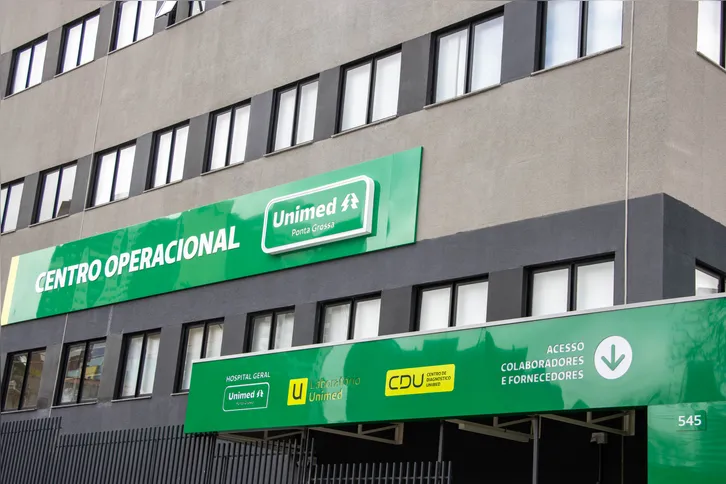 O novo prédio também comporta espaços modernos de apoio ao trabalho e ao desenvolvimento das equipes, como anfiteatro, sala de aula, salas de reuniões, vestiários e um espaço de descanso para os colaboradores
