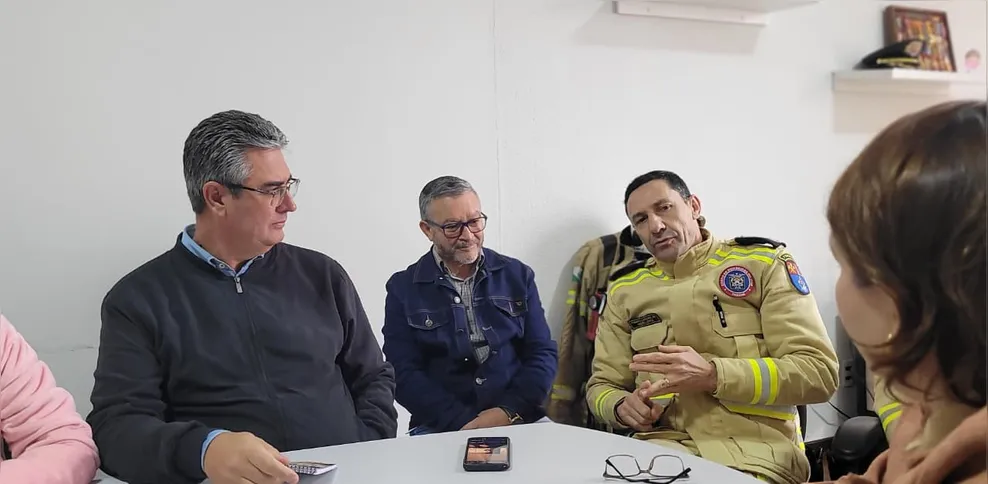 Reunião entre o vereador Julio Küller (MDB) e lideranças do Corpo de Bombeiros