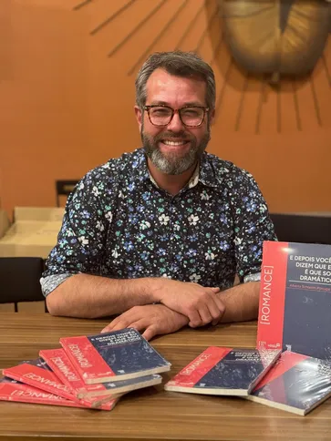 Neste sábado (4), o Secretário Municipal de Cultura, Alberto Schramm Portugal, recebe homenagens por seu aniversário. Referência no fomento à cultura local, Alberto se destaca pela dedicação em valorizar a arte e a história de nossa cidade. Da Coluna RC, votos de alegrias, saúde e muitas conquistas.