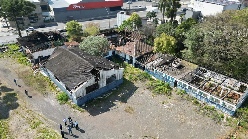 Imagem aérea revela atual situação de antiga oficina ferroviária, no bairro Oficinas