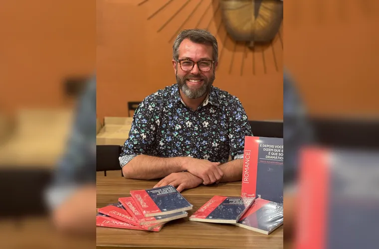 O secretário municipal de Cultura, Alberto Schramm Portugal, celebra seu aniversário neste domingo (4), recebendo os cumprimentos de familiares, amigos e colegas. Sua dedicação à valorização da arte e da história de nossa cidade marca uma atuação comprometida com a cultura e suas diferentes expressões. A Coluna RC deseja saúde, felicidade e inspiração para seguir construindo uma trajetória de contribuições e conquistas.