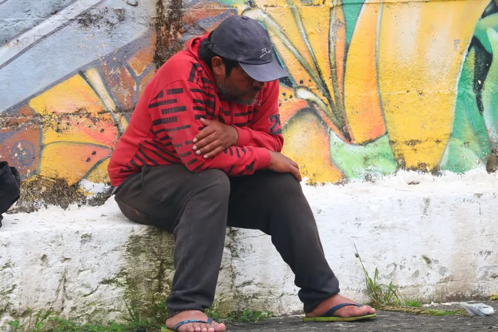 Registro mostra homem sozinho nas ruas da cidade.