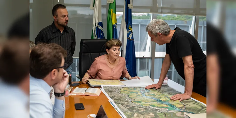 Prefeita Elizabeth Schmidt analisando projetos de áreas de arborização