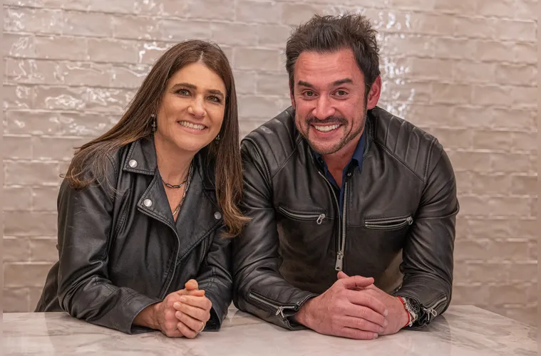 A cirurgiã-dentista Patrícia Almeida Farhat foi carinhosamente homenageada pela passagem de seu aniversário na última segunda-feira (15). Reconhecida por sua dedicação e excelência profissional, Patrícia aparece no registro ao lado do marido, Rodrigo Farhat, compartilhando um momento marcado por afeto e felicidade. Da Coluna RC, os votos de um novo ciclo repleto de realizações, saúde, prosperidade e contínuo sucesso em sua trajetória.