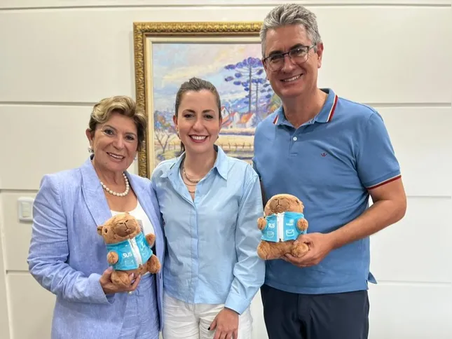 A prefeita municipal de Ponta Grossa, Elizabeth Schmidt (União Brasil), recebeu Karime Fayad (PSB) e Julio Küller em seu gabinete.