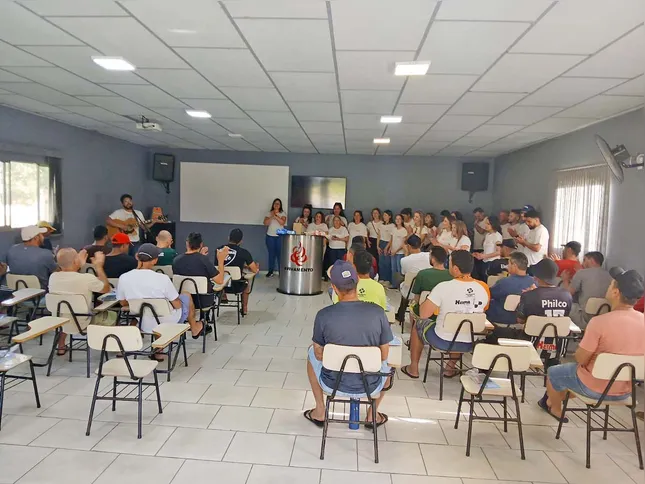 Os pacientes do programa do Esquadrão da Vida em sala de aula.