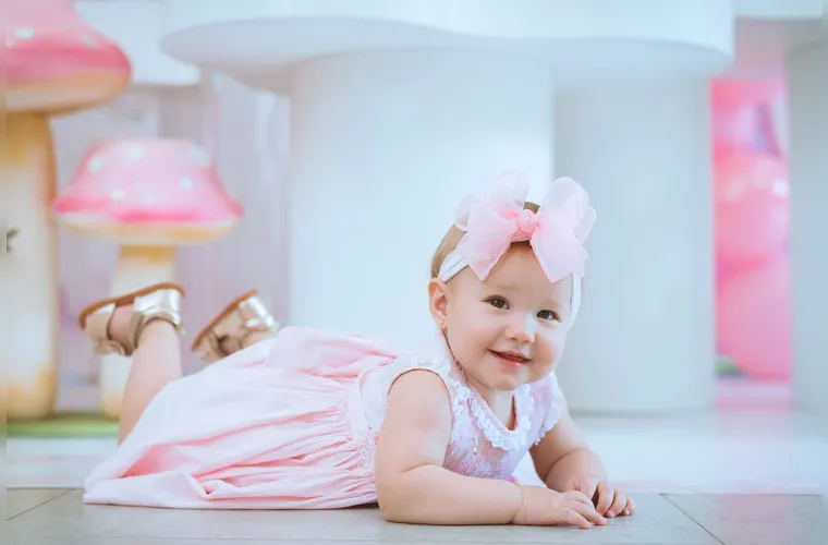 Nesta quarta-feira (25), a doce Ana Carolina Moller Terasawa celebra seu primeiro ano de vida, um capítulo marcado por amor, descobertas e muitos sorrisos. Filha do querido casal Maurício Terasawa e Milene Terasawa, a data foi comemorada em clima de afeto e alegria, ao lado de sua querida família, que não poupou carinho para celebrar esse momento tão especial. Da Coluna RC, os votos de uma infância iluminada, repleta de saúde, proteção e infinitos motivos para sorrir.