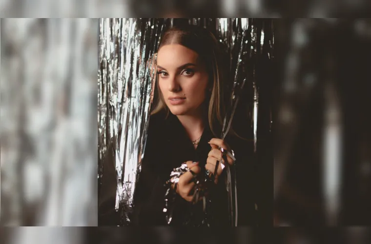 Nesta sexta-feira (27), a encantadora Ana Luiza Javorski comemora mais um ano de vida. Integrante da equipe da Javorski Produções, ela recebe da Coluna RC votos de um novo ciclo repleto de alegrias, crescimento profissional e muitas realizações sempre com talento, leveza e brilho próprio.