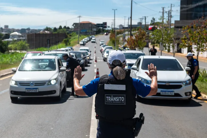 Blitz pé na faixa, na Avenida Visconde de Taunay
