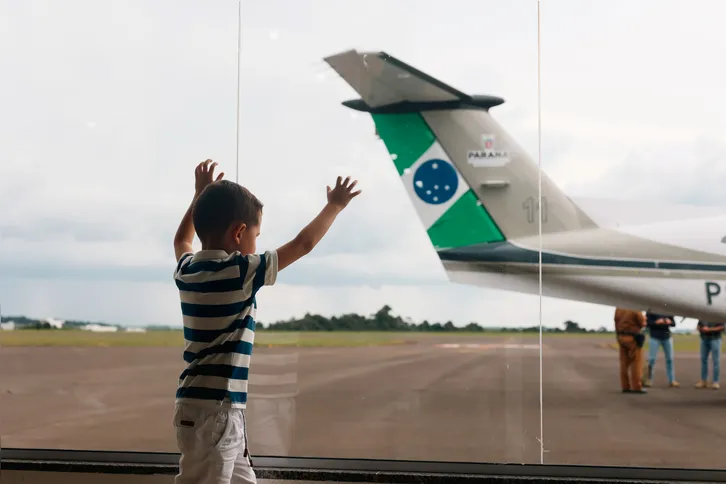 Na foto, um menino no Aeroporto de Pato Branco. A unidade recebeu, recentemente, investimentos de R$ 48 milhões pelo Governo do Estado.