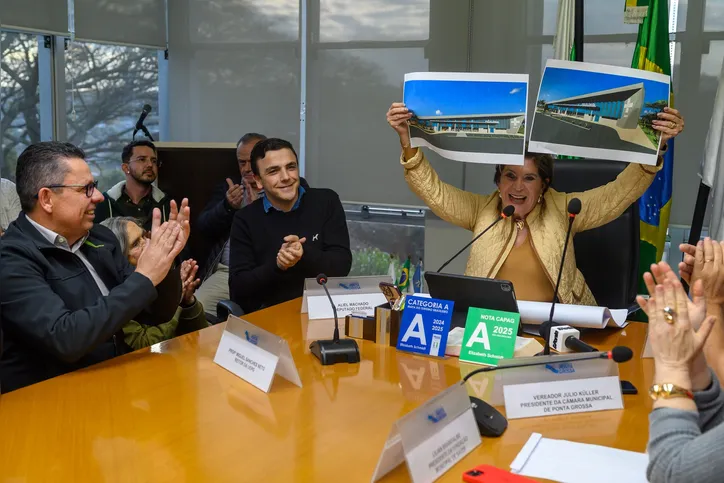 Prefeita Elizabeth, deputado Aliel e o reitor da UEPG celebrando o anúncio da Policlínica