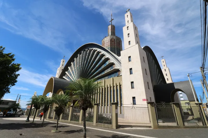 Catedral comporta 1200 pessoas sentadas e possui 61,9 metros de altura