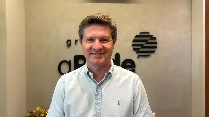 Santin Roveda atuou como diretor-presidente do Detran do Paraná até sua exoneração do cargo em abril de 2026.