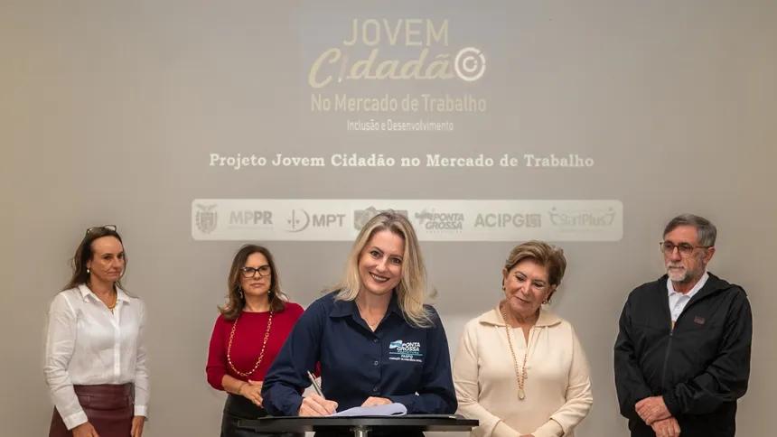 Presidente da FASPG, Tatyana Belo, assinando o Termo de Cooperação Técnica