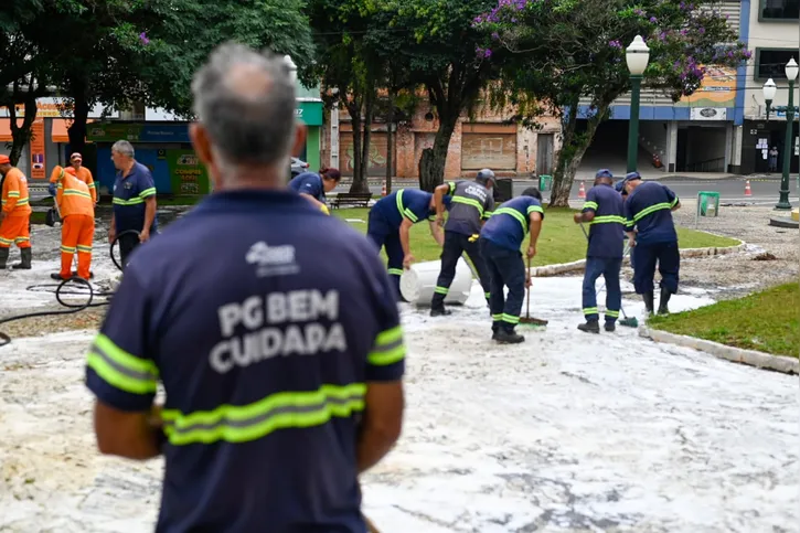 Foram realizadas a limpeza das calçadas, do chafariz, dos elementos da praça e também da escadaria da Igreja
