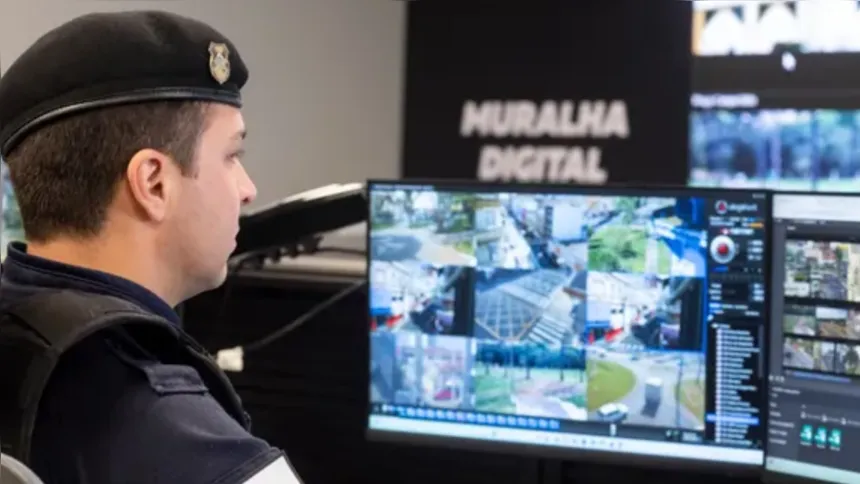 A Central de Monitoramento da Secretaria de Cidadania e Segurança Pública de Ponta Grossa.