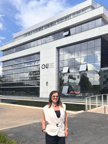 Nesta quinta-feira (16), a juíza da Vara da Infância e Juventude e diretora do Fórum Estadual de Ponta Grossa, Noeli Tavares Reback, celebra mais um ano de vida. Com uma trajetória pautada pelo comprometimento, sensibilidade e seriedade, Noeli exerce papel fundamental na construção de uma sociedade mais justa e equilibrada. Da Coluna RC, os mais sinceros votos de saúde, prosperidade e contínuas conquistas.