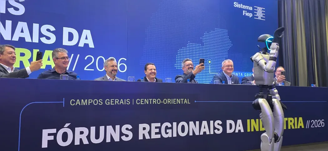 No registro, representantes de Ponta Grossa e Campos Gerais e do Sistema Fiep interagem com uma tecnologia robótica na mesa de debate.