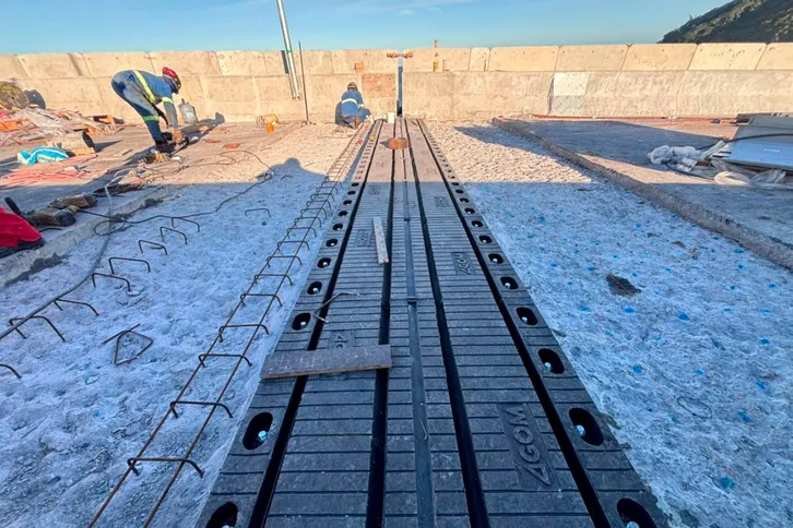 Imagem ilustrativa da imagem Faltam 15 dias para a inauguração: Ponte de Guaratuba recebe juntas de dilatação